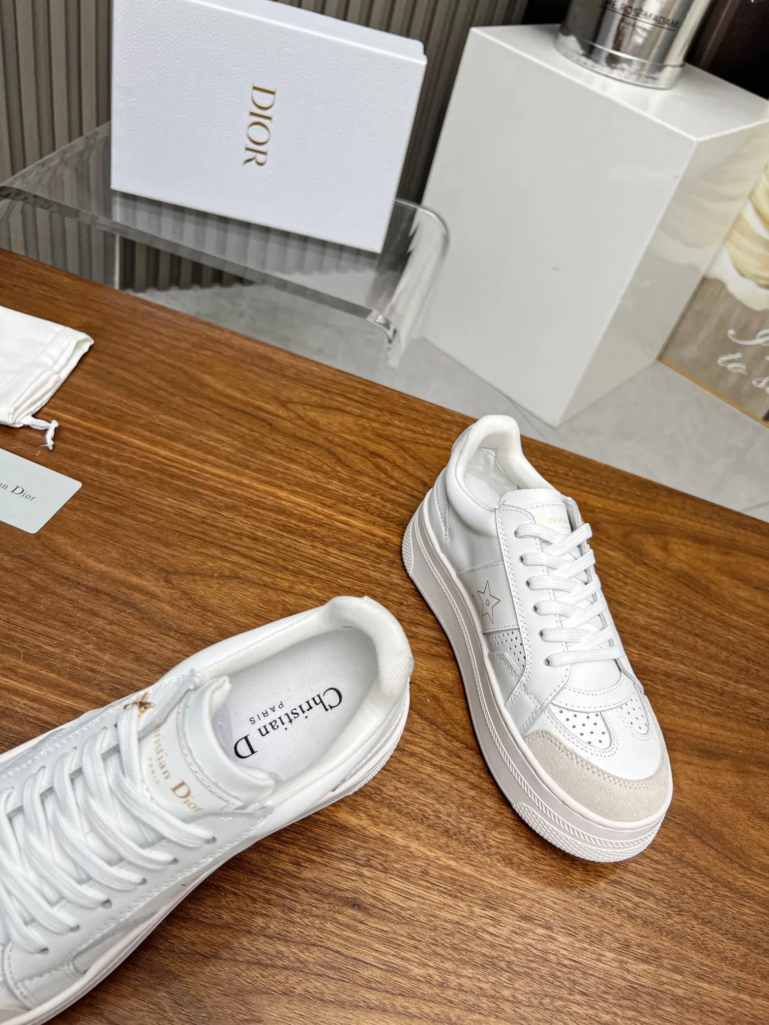 👟👟Ex-factory price 480👟👟 Dior's new 2024 Lucky Star, star sneakers, improve the signature line of modern style. The upper is carefully crafted from white calfskin, with matching suede calfskin panels on the front, and black CD signatures and star patterns on both sides, highlighting its unique charm. With a thick yet ultra-light signature sole that is 5cm taller, this sneaker can be paired with casual wear all year round. Size: 35-41. Welcome to place your order in the picture above [Rose][Rose][Rose]
